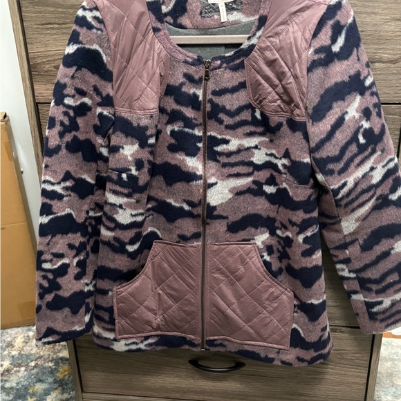 LOGO Lori Goldstein Camo soft shell jacket - Picture 5 of 7